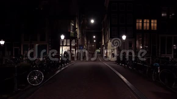 阿姆斯特丹夜城运河上的小桥视频的预览图