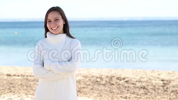 海滩上的年轻女子脸上表情积极视频的预览图