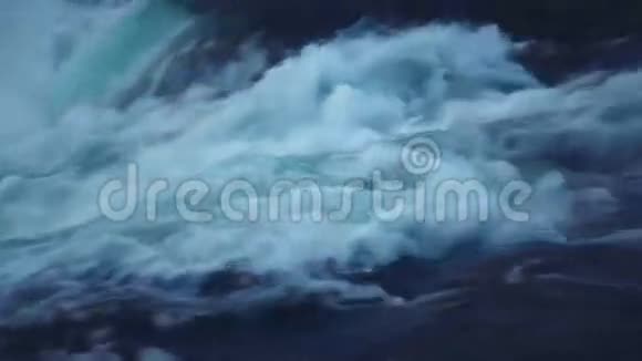 傍晚的瀑布视频的预览图