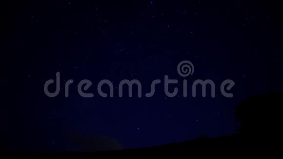 夜空有星星和光明的小径视频的预览图