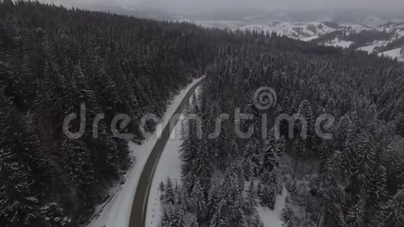 冬季道路上方美丽的鸟瞰图视频的预览图