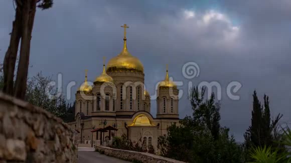 俄罗斯东正教教堂金色洋葱圆顶视频的预览图