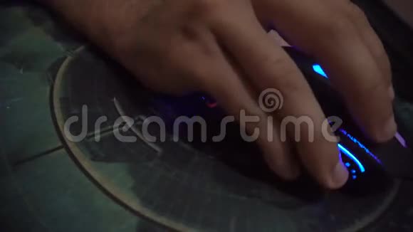 人的手在玩电脑鼠标时视频的预览图