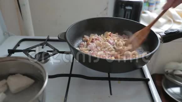 木铲在煎锅里搅拌炸火腿视频的预览图