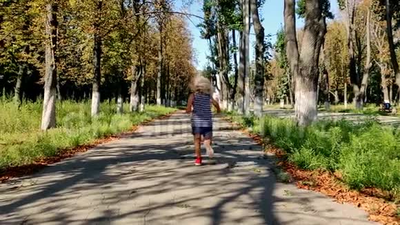 小女孩在公园里跑步视频的预览图