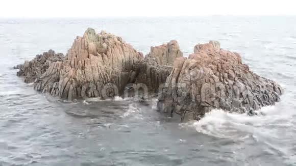 海滩上的岩石地带视频的预览图