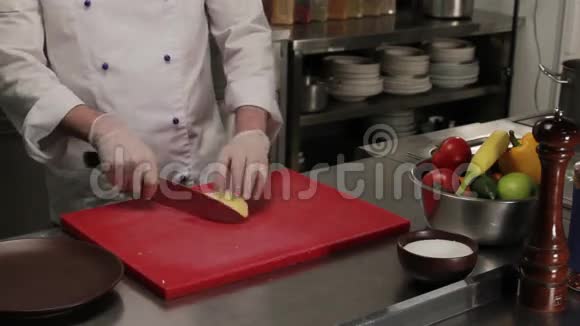 切土豆的厨师细的中档的视频的预览图