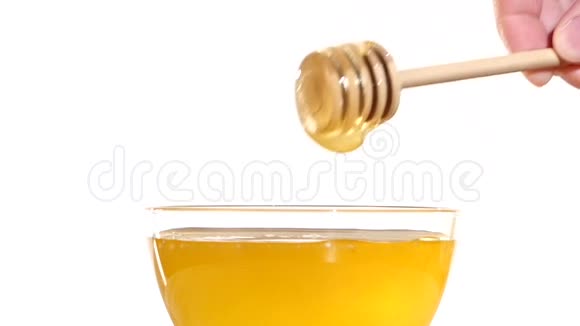 用木勺将蜂蜜从碗中取出视频的预览图