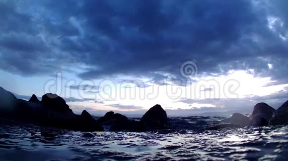 巨大的海浪拍打着相机视频的预览图