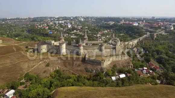 乌克兰卡米安涅茨波迪尔斯基城堡的鸟瞰图这座城堡位于历史上风景如画的大自然中视频的预览图