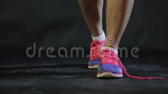 女孩系鞋带的特写视频的预览图
