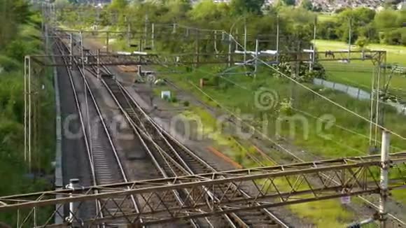 英国铁路上空金属高压电力供应电缆视频的预览图