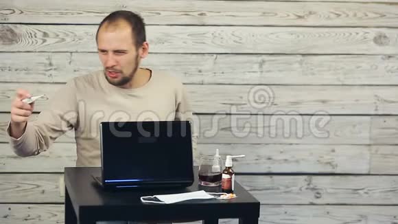 一个留胡子的人在电脑前工作咳嗽视频的预览图