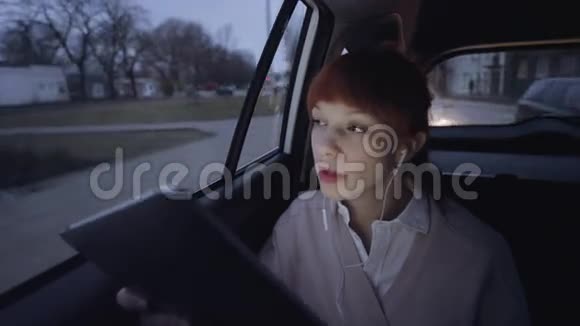 年轻的女商人在车里打电话视频的预览图