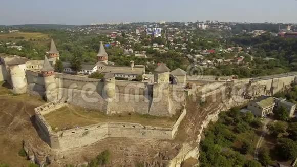 乌克兰卡米安涅茨波迪尔斯基城堡的鸟瞰图这座城堡位于历史上风景如画的大自然中视频的预览图