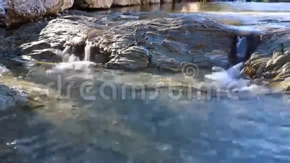 森林河流中纯净的淡水瀑布带着音频视频的预览图