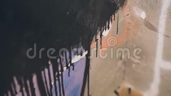 画家用黑色画墙视频的预览图