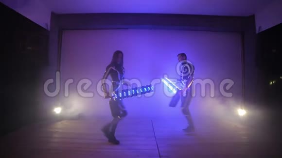 从led灯光表演夜总会派对开始的GoGo舞蹈女孩秀视频的预览图