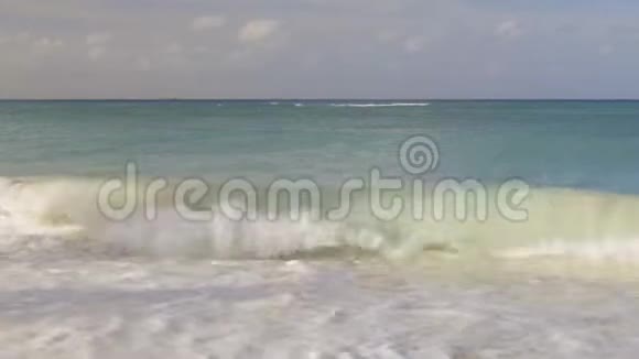 加勒比海的巨浪正在破坏海岸青绿色海水和蓝天视频的预览图