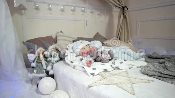 小孩子睡觉宝宝躺在床上的滑块和盖子甜甜的梦中可爱的男孩孩子抱着玩具的时候视频的预览图