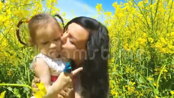 幸福的家庭母女在黄花上玩视频的预览图