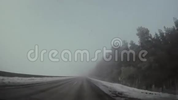 冬天在雾里开车视频的预览图