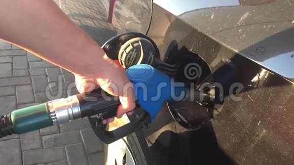 带燃料的手动加油车加油站加油站加油人油汽油视频的预览图