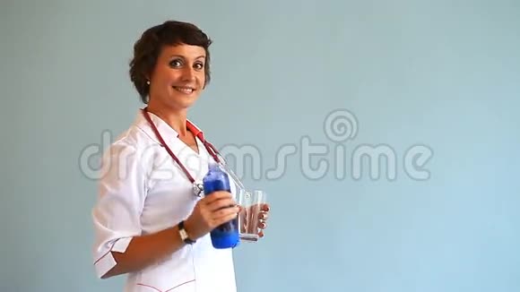 年轻女医生展示了水对人体健康有多有用视频的预览图