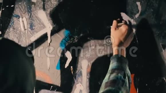 画家用黑色画墙视频的预览图