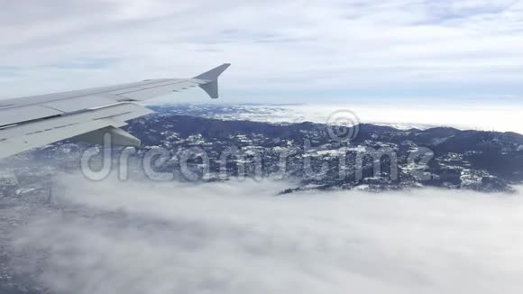 从飞机上可以看到空中景色在冬季的雾霭中飞越山脉意大利的风景视频的预览图