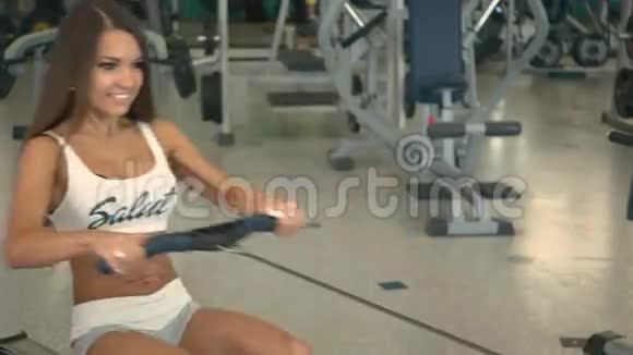 漂亮的微笑女孩在健身房训练视频的预览图
