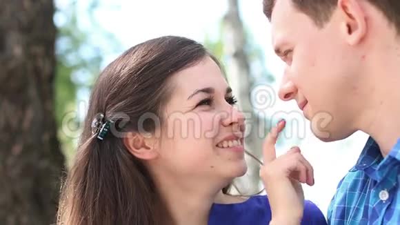 幸福的女人看着年轻人亲吻他视频的预览图