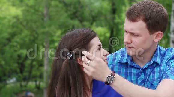 男人在户外抚摸女人的头发视频的预览图