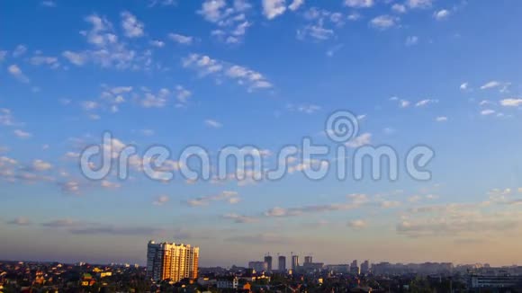 城市上空白色纺锤云的晨曦电影视频的预览图
