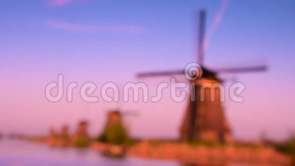 日落时分在荷兰金德迪克的海峡上有空中磨坊的风景如画放松冥想视频的预览图