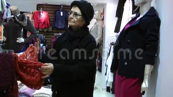 老妇人在商店里购物视频的预览图