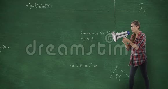 黑板上移动数学的女人视频的预览图