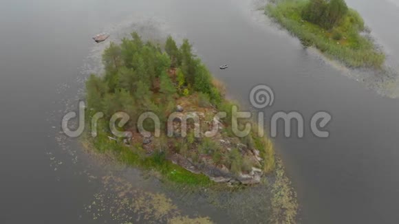 列宁格勒地区4K湖岛上空的空中录像视频的预览图