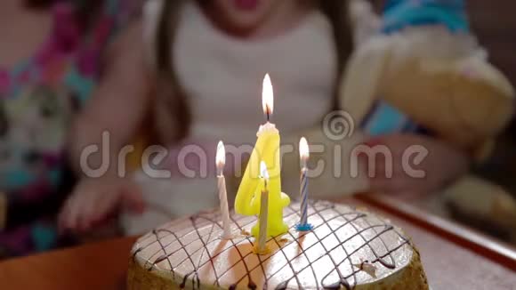 女孩在生日蛋糕上拍手吹灭蜡烛视频的预览图