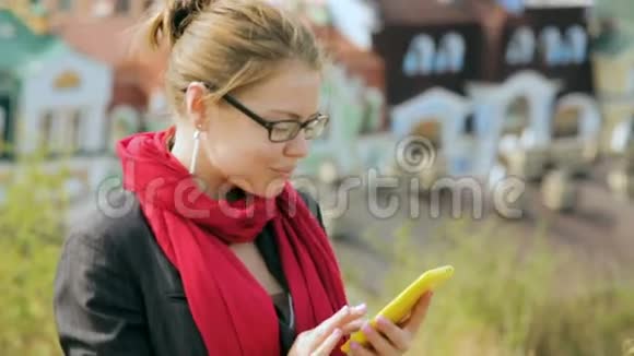 戴眼镜的美女在智能手机上打字视频的预览图