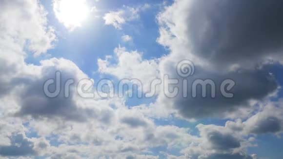 美丽的云景观有大的建筑云和日出突破云团视频的预览图