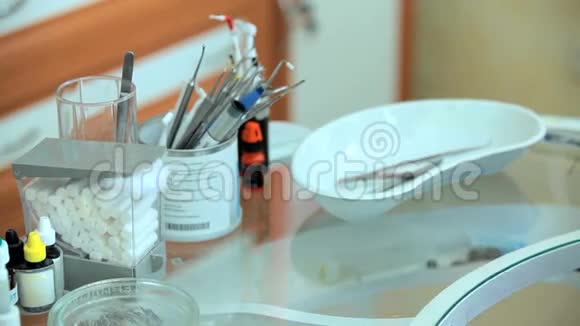 牙医在桌上用仪器工作视频的预览图