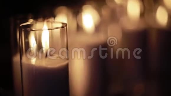 广宽玻璃杯中点燃蜡烛视频的预览图
