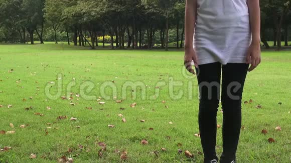 女子在公园锻炼在美丽的一天慢动作射击50英尺视频的预览图