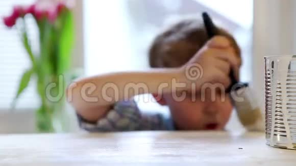小男孩自己画桌子视频的预览图