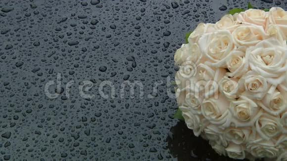 在新娘特殊的日子里送给她的白色玫瑰花束视频的预览图