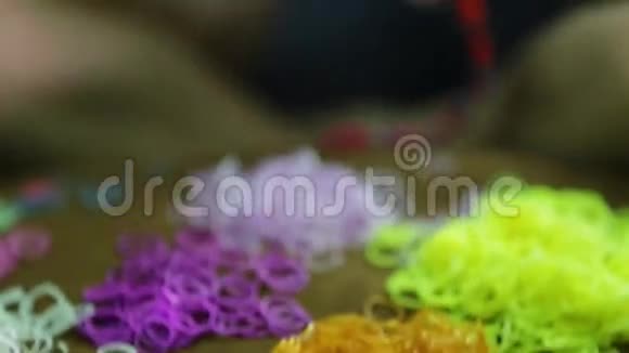 亚洲儿童旋转橡皮布织机手镯视频的预览图