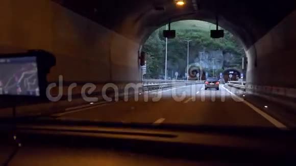 汽车驶入隧道瑞士的隧道瑞士的隧道乘车离开瑞士隧道视频的预览图