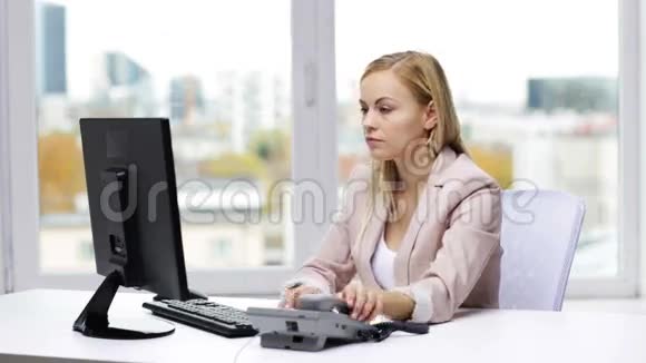 带着电脑和电话的愤怒女商人视频的预览图