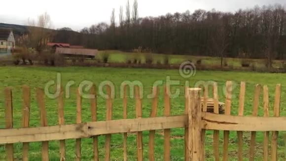 德国田里的老房子和木栅栏视频的预览图